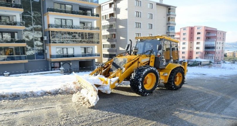 Gemlik Belediyesi'nden 24 saat kar mesaisi