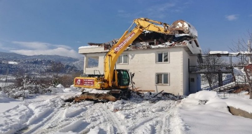 İnegöl'de karda kaçak inşaatlara balyoz