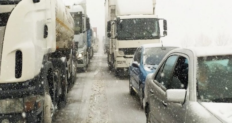 Bursa İzmir karayolu kaza ve tipi sebebiyle trafiğe kapandı