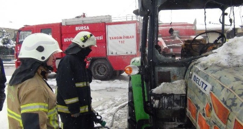 Bursa'da park halindeki traktör alevlere teslim oldu