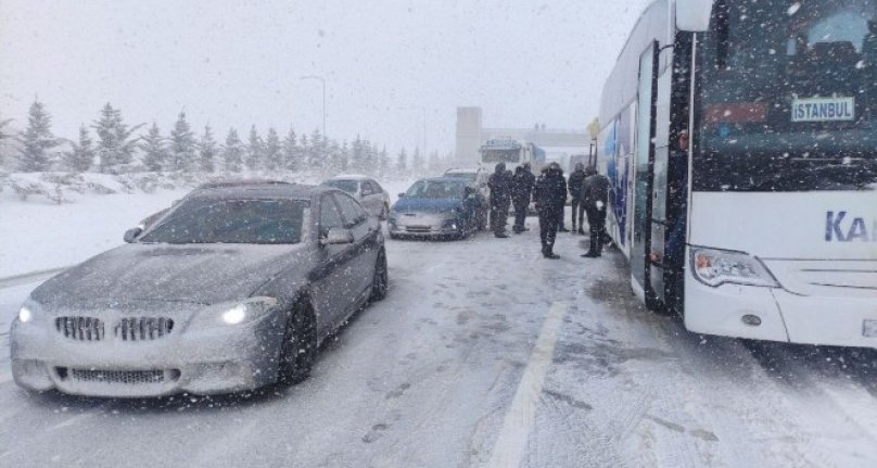 Bursa'da kazalar otoyolu trafiğe kapattı