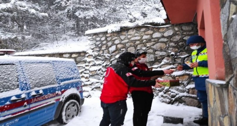 Kızılay Bursa Şubesi kar bereketini yüreklere taşıdı