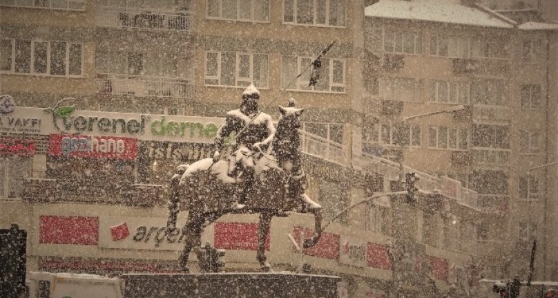 Bursalılar yoğun kar altında!