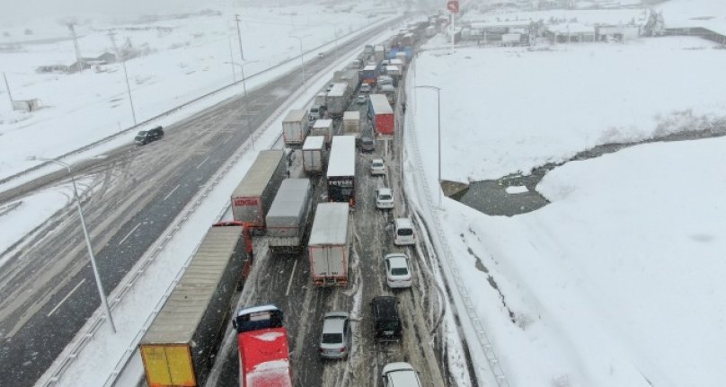 Balıkesir Bursa karayolu açılamıyor...Kuyruk 25 kilometreyi aştı