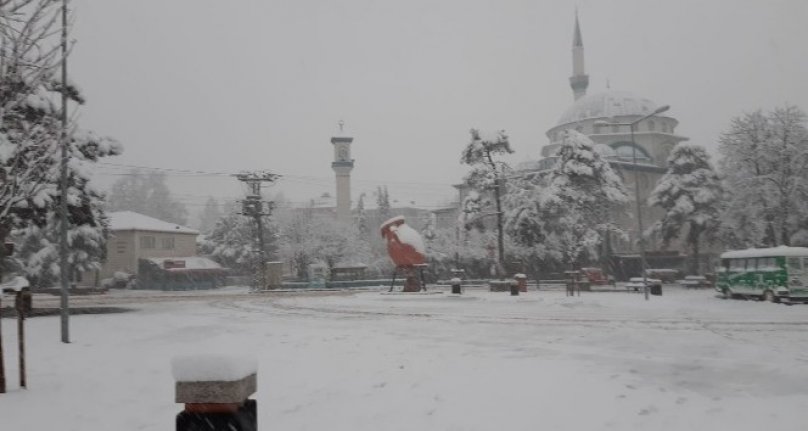 İnegöl'de kar yarım metreyi buldu