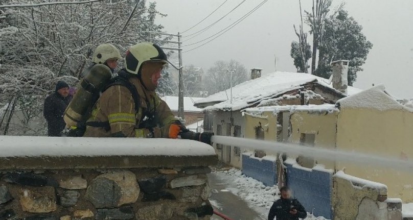 Uludağ'ın eteklerinde korkutan yangın! Metruk bina alevlere teslim oldu ...