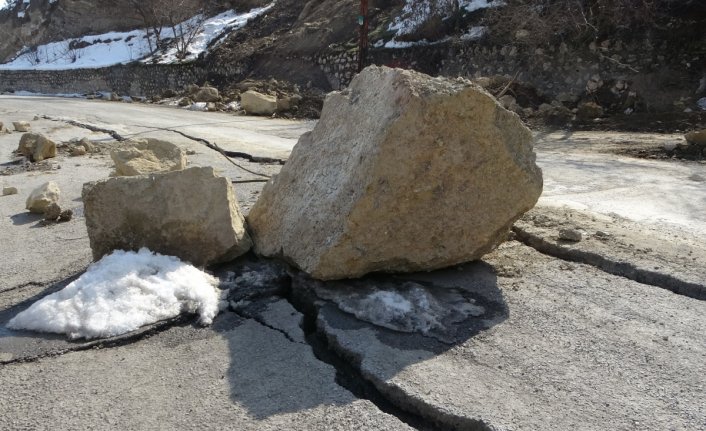 Depremle oluşan heyelanda dev kayalar yola düştü