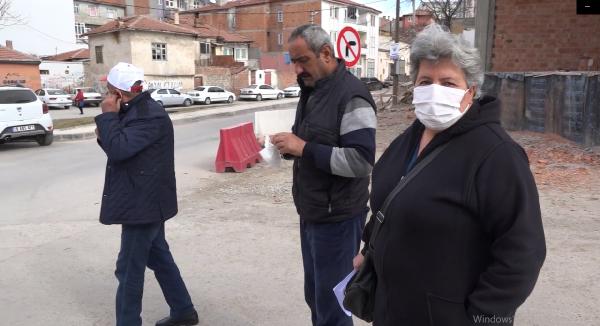 Yol ortasında türbe! Gören dua edip gidiyor