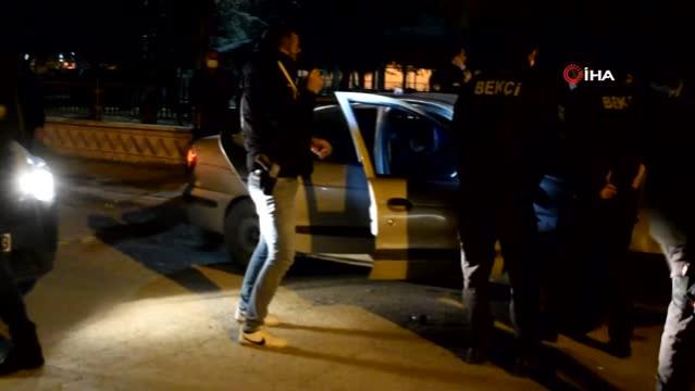 Polisin 'dur' ihtarına uymayan sürücü otomobili bırakıp kaçtı