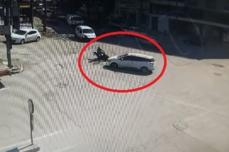 Bursa'da motosikletiyle otomobile çarptı, son anda kurtuldu!
