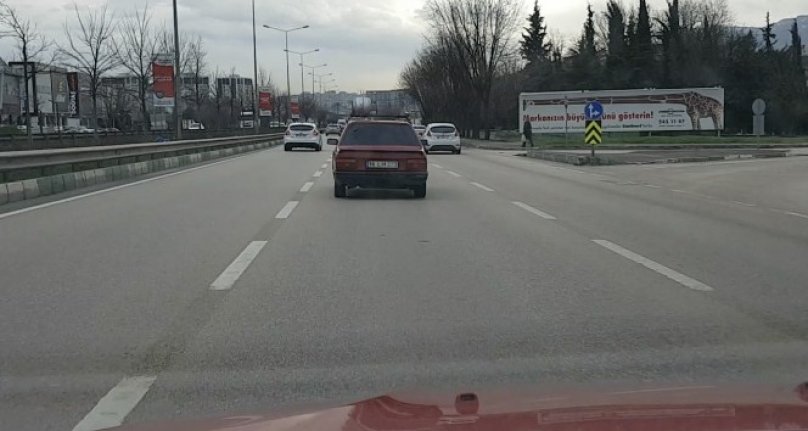 Bursa'da otomobilinin üstünde tüple gezen sürücü "pes" dedirtti!