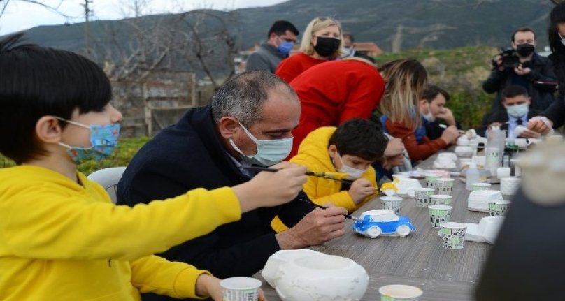 Gemlik Belediye Başkanı Sertaslan özel çocuklarla saksı boyadı