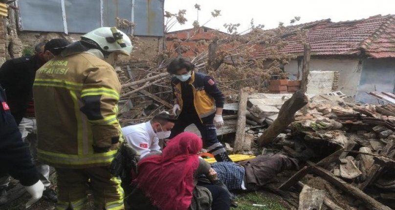 Bursa'da göçen evin altında kalan adamı itfaiye kurtardı