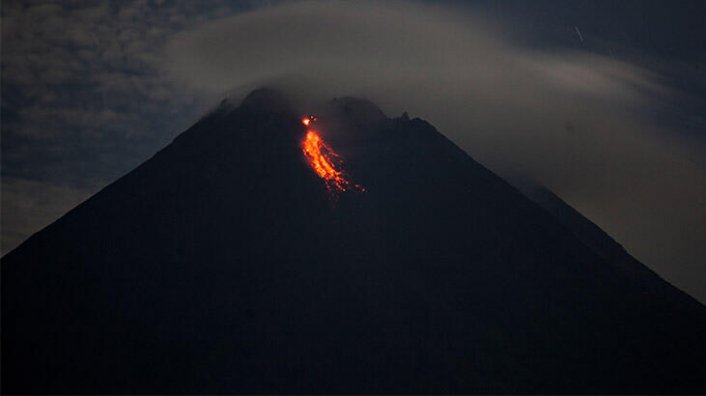 Merapi Yanardağı'nda iki patlama: 500 kişi tahliye edildi