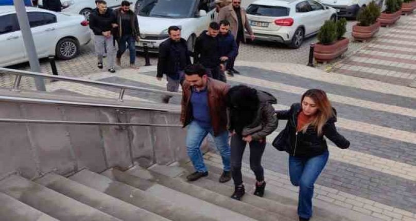 Bursa'da araç çalıp ilçe ilçe gezen 3 şüpheli kıskıvrak yakalandı; suç makinesi çıktılar