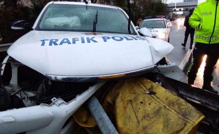 Feci kaza! Polis aracı bariyerlere çarptı