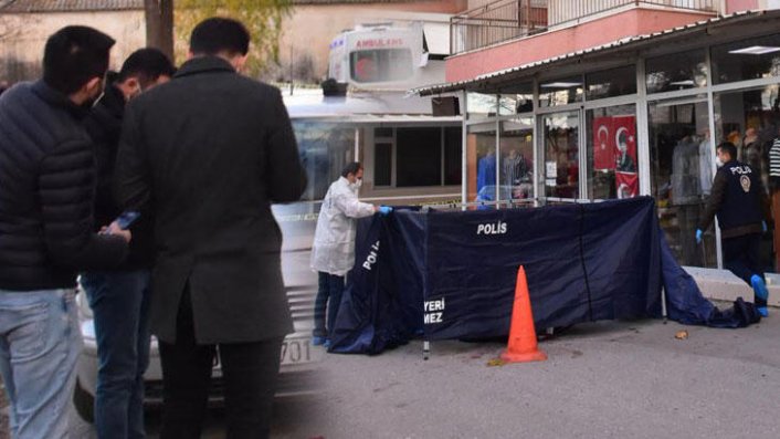 Vahşet! Babasını sokak ortasında sopayla döverek öldürdü