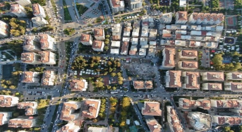 İzmir'de depremde ağır hasar alan binaların yıkımı tamamlandı