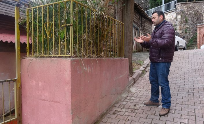 Evin önündeki gizemli türbe!