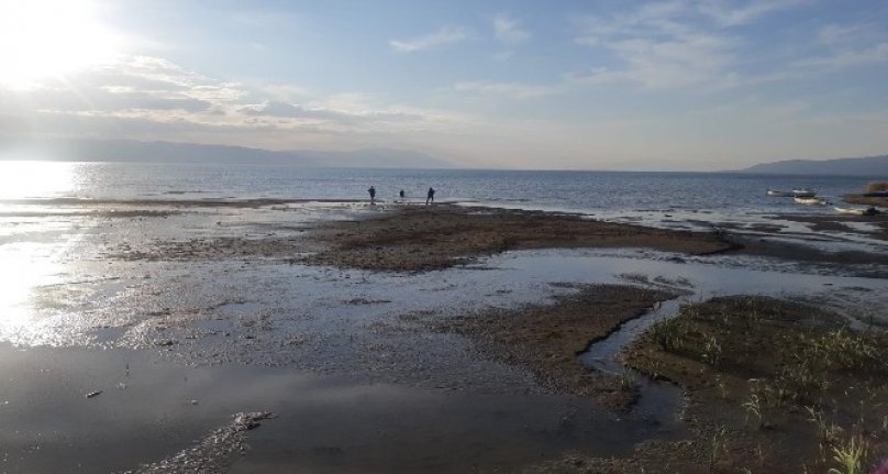 Bursa'da kuraklığın baş gösterdiği göl motokrosçuların parkuru oldu