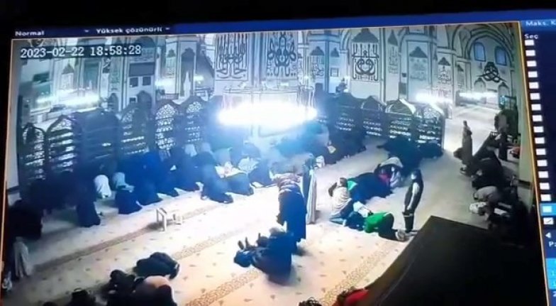 Bursa Ulucami'de hırsızlık! Namaz kılar gibi yapıp telefonu çaldı