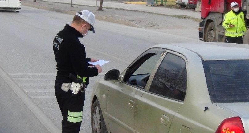 Bursa'da aracı bağlanan ehliyetsiz sürücüyü polis evine bıraktı!