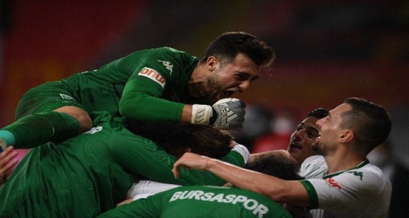 Bursaspor'da sezon sonu 8 futbolcunun sözleşmesi sona eriyor