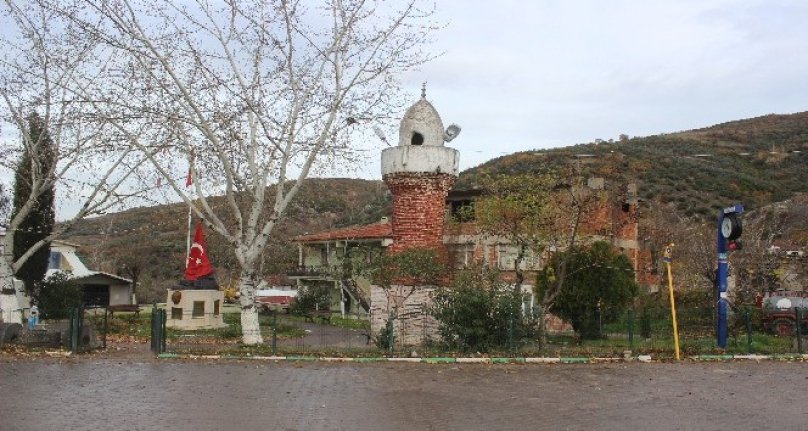 Bursa’da köy meydanındaki camisiz minare büyük ilgi çekiyor