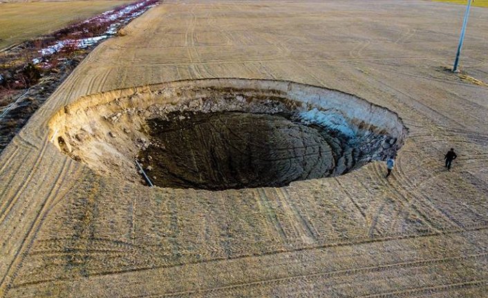 Konya'da obruk tehlikesi! 37 metre çapında 12 metre derinliğinde...