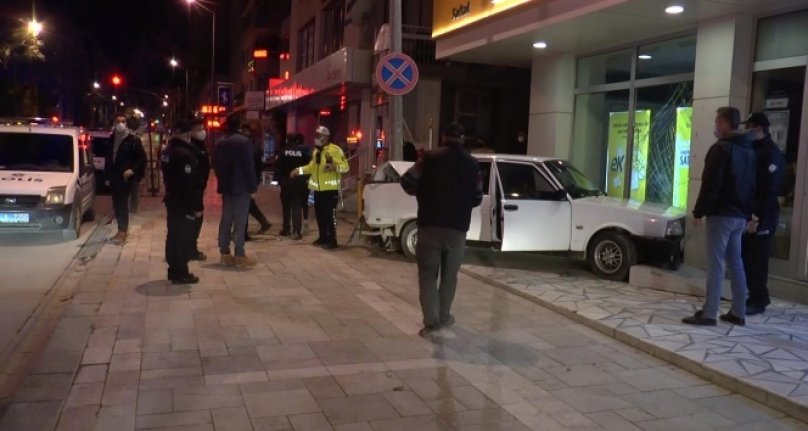 Sokağa çıkma kısıtlamasında polisin “dur” ihtarına uymadı! Kaçarken bankaya daldı