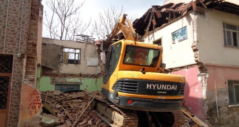 Bursa Osmangazi’de metruk binaların yıkım çalışmaları sürüyor