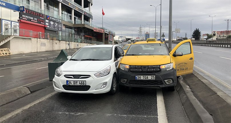 Sürücülerin inadı boş yolda kazaya yol açtı