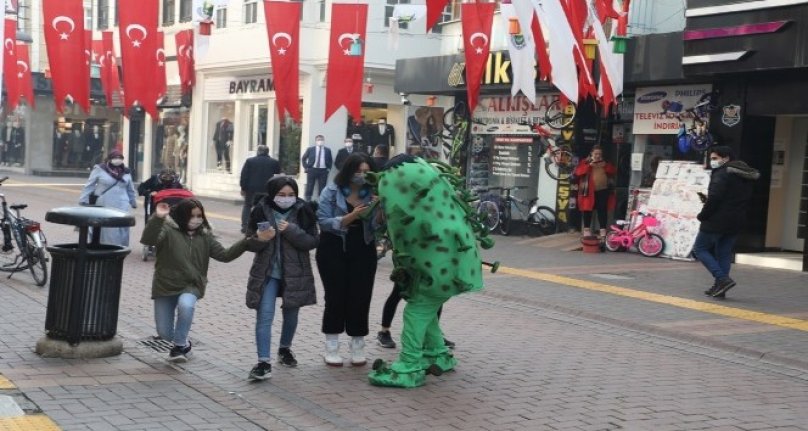 Bursa’da belediye personeli koronavirüs kostümüyle vatandaşları uyardı