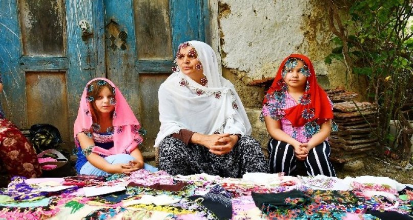 Bursa'da kadınlar geçimlerini asırlık gelenek iğne oyası ile kazanıyor