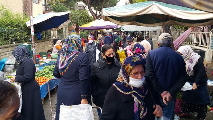 Maske var, sosyal mesafe yok