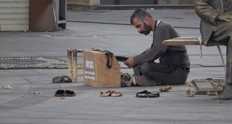 Kısıtlamayı duymayan boyacı boş sokakta müşteri bekledi