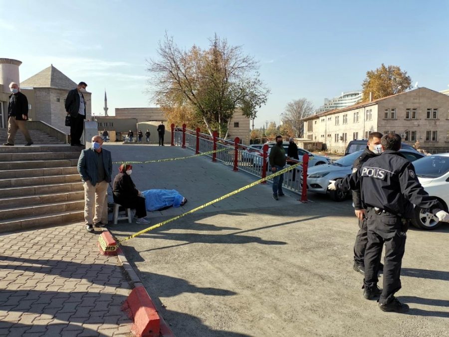 Ölen hayat arkadaşına son bakış