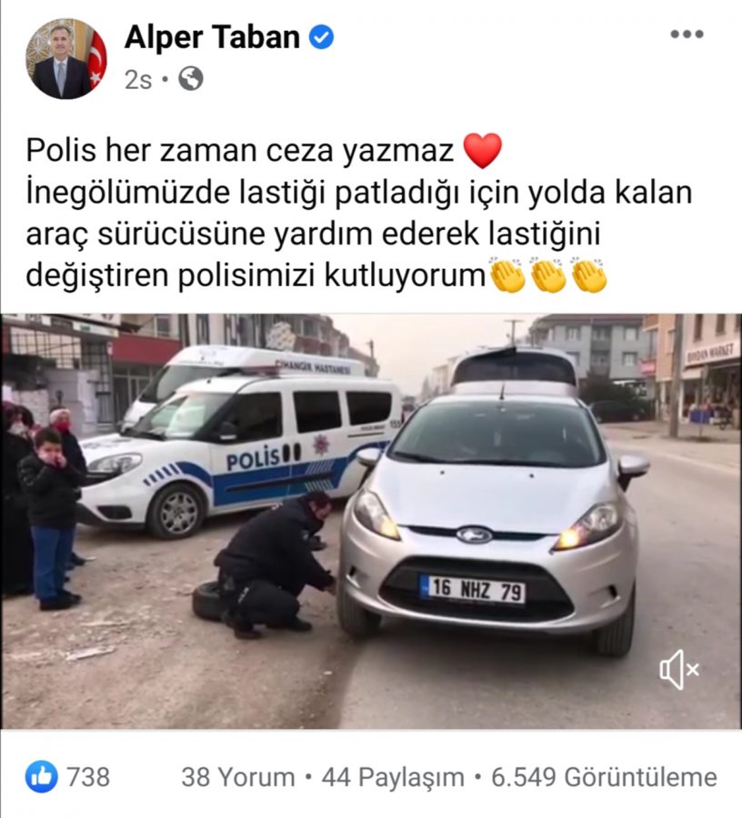 Bursa'da polis yolda kalan sürücünün otomobilinin lastiğini değiştirdi