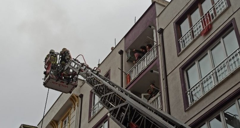 Bursa'da annesine kızıp elbiselerini balkonda yaktı, mahalleliyi sokağa döktü!