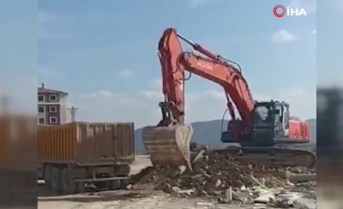 Deprem bölgesinde yapılacak konutlar için ilk kazma vuruldu