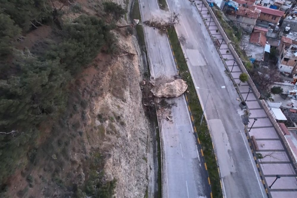 Mahalleli yetkililerden yardım istedi! Tonlarca ağırlıktaki kayalar evlerin üzerine düştü