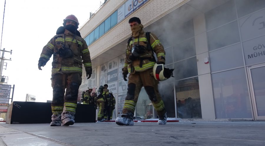 Bursa'da korkutan yangın! Kimyasallar alev aldı