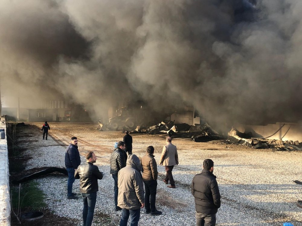 Cizre'de bir fabrika küle döndü