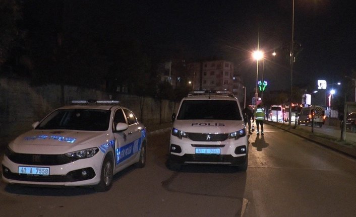 "Dur" ihtarına uymayan araç sürücüsü, polis memuruna çarpıp kaçtı