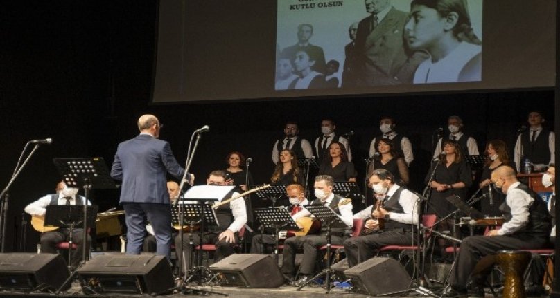 Bursa'da öğretmenler öğrencileri ile sahnede