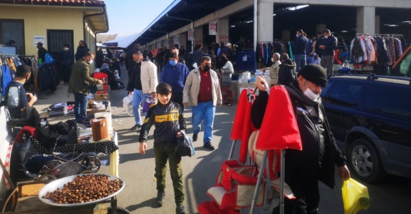 Bursa'da hurda pazarında korkutan kalabalık!