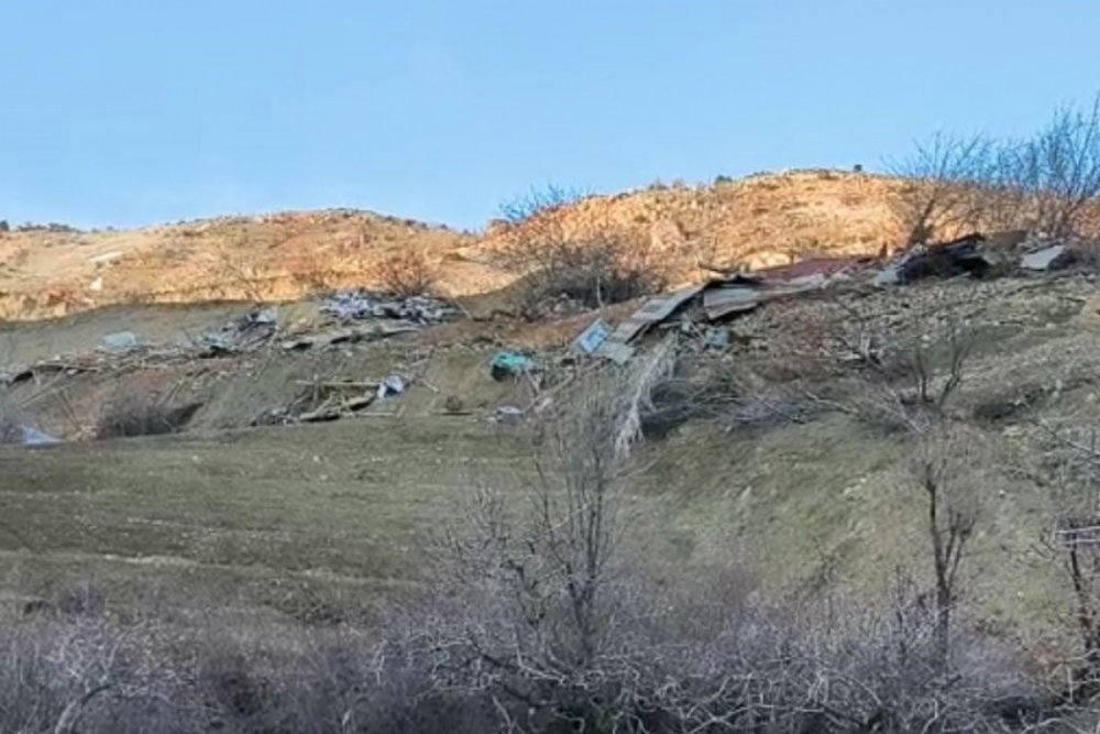 Deprem bölgesinde heyelan, bir mezrayı yuttu: 5 ev 20 küçükbaş hayvan toprak altında kaldı