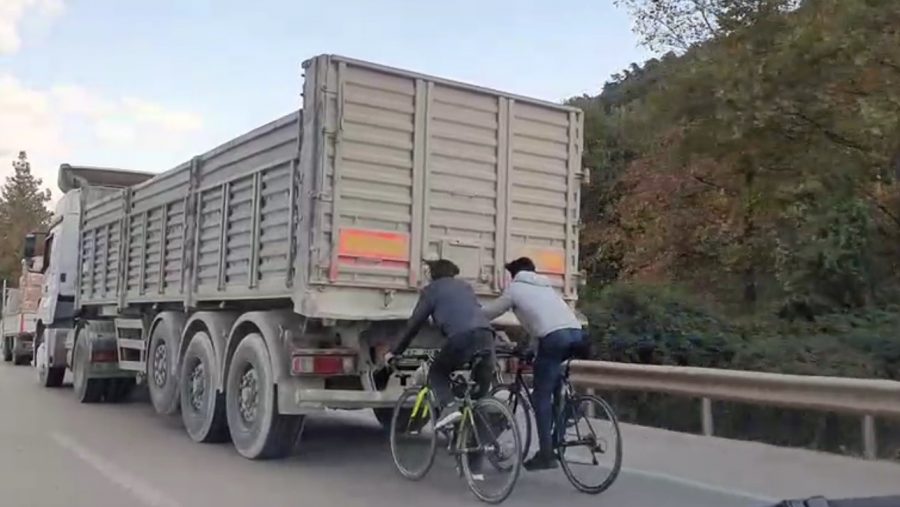 Bursa'da gençlerin tehlikeli yolculuğu! Ölüme meydan okudular