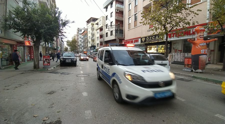 Bursa'da kontrolden çıkan motosiklette iki kişi ölümden döndü