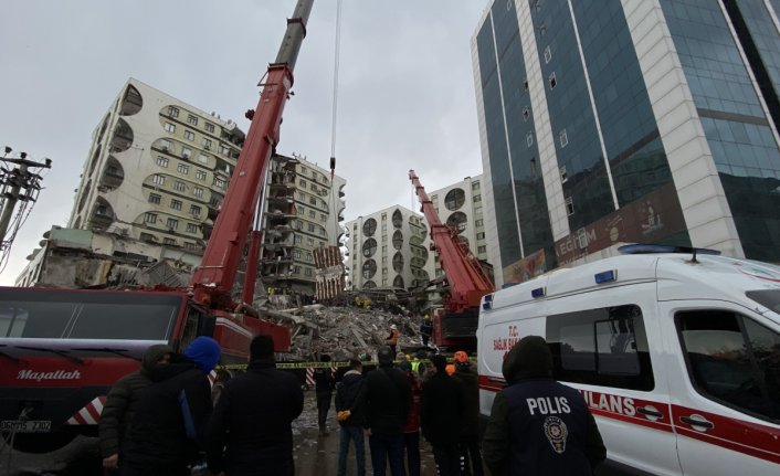 Diyarbakır'da hasarlı yapıların yıkımını mahkeme durdurdu